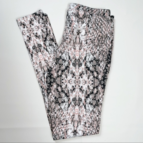 Bar III leggings in snakeskin print - Picture 3 of 5